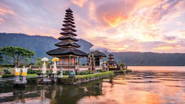 Bali Travel Guide Nestled within the Indonesian archipelago, Bali enchants visitors with its unparalleled beauty