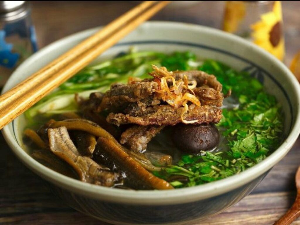 Best local foods in Ninh Binh - Eel Vermicelli is a savory Vietnamese dish featuring tender eel and thin rice noodles