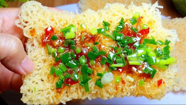 Best local foods in Ninh Binh - Rice Crust is a crispy Vietnamese snack, a delightful blend of texture and flavor
