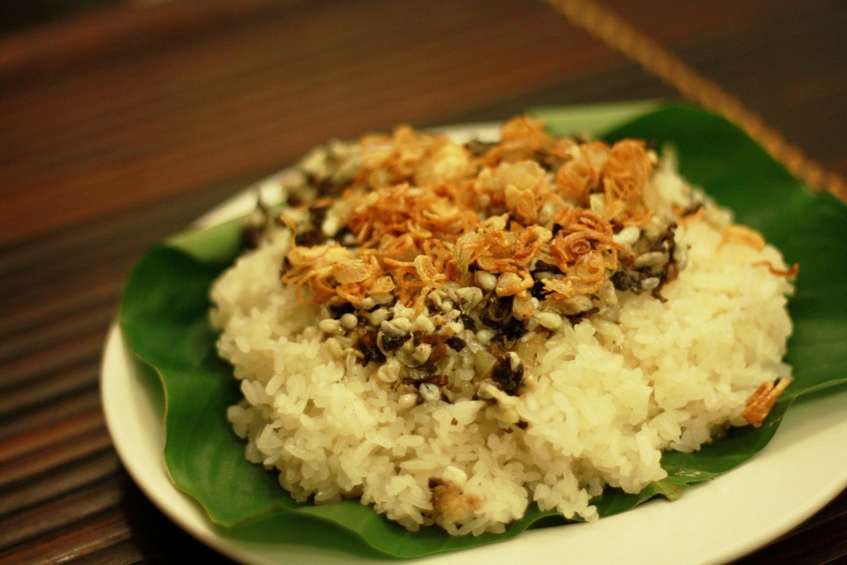 Best local foods in Ninh Binh - Xoi Trung Kien has an attractive flavor, combined with sticky rice and dried onions