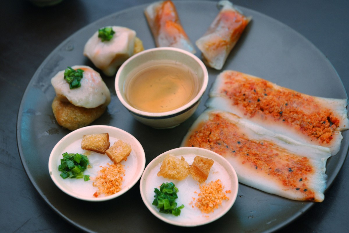 Enhance Banh Nam by pairing it with other dishes such as Banh Beo, Banh Bot Loc