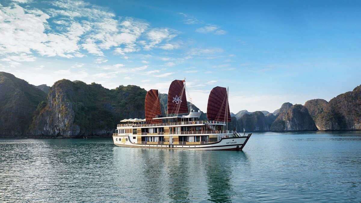 Ha Long Bay Cruise: Orchid Classic Cruise for the two-day or three-day trips