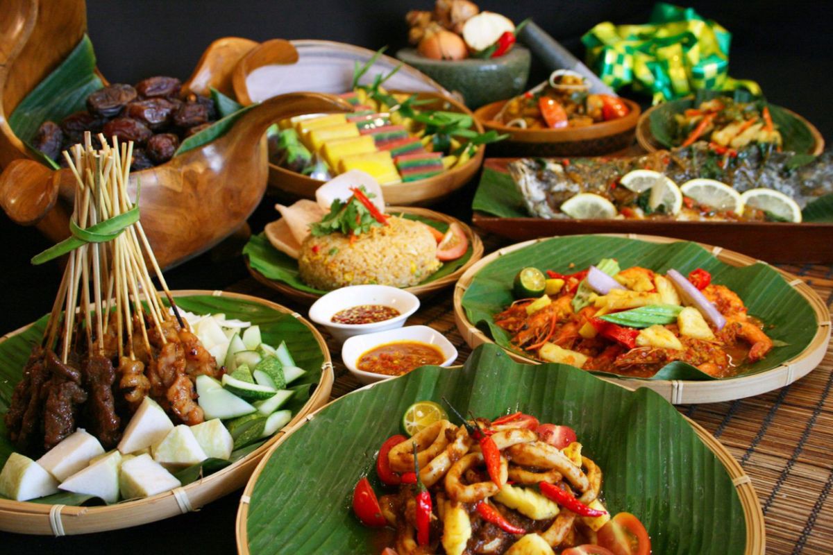 Malaysia travel guide Malaysia's local foods, like Nasi Lemak and Char Kway Teow, offer a delicious culinary journey
