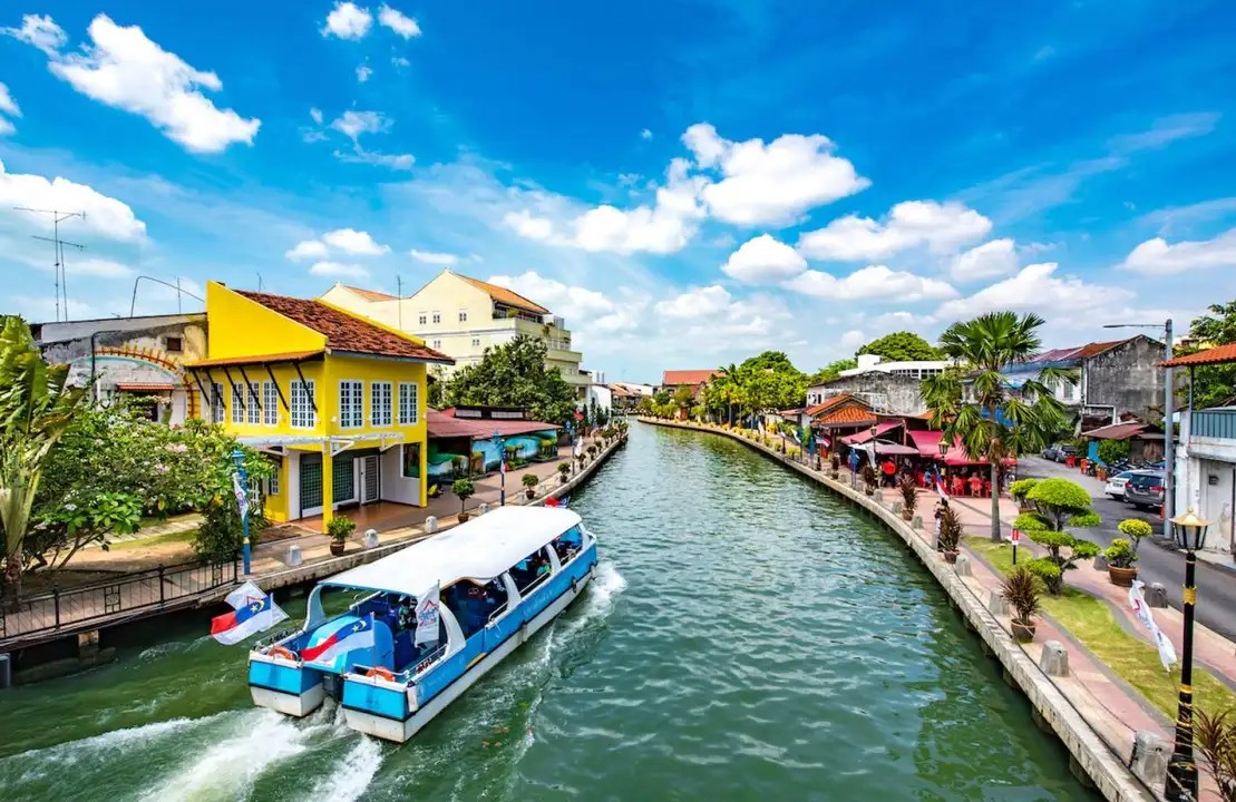 Malaysia travel guide Melaka boasts a fascinating blend of colonial history, vibrant street art, and a rich cultural heritage along the scenic Malacca River