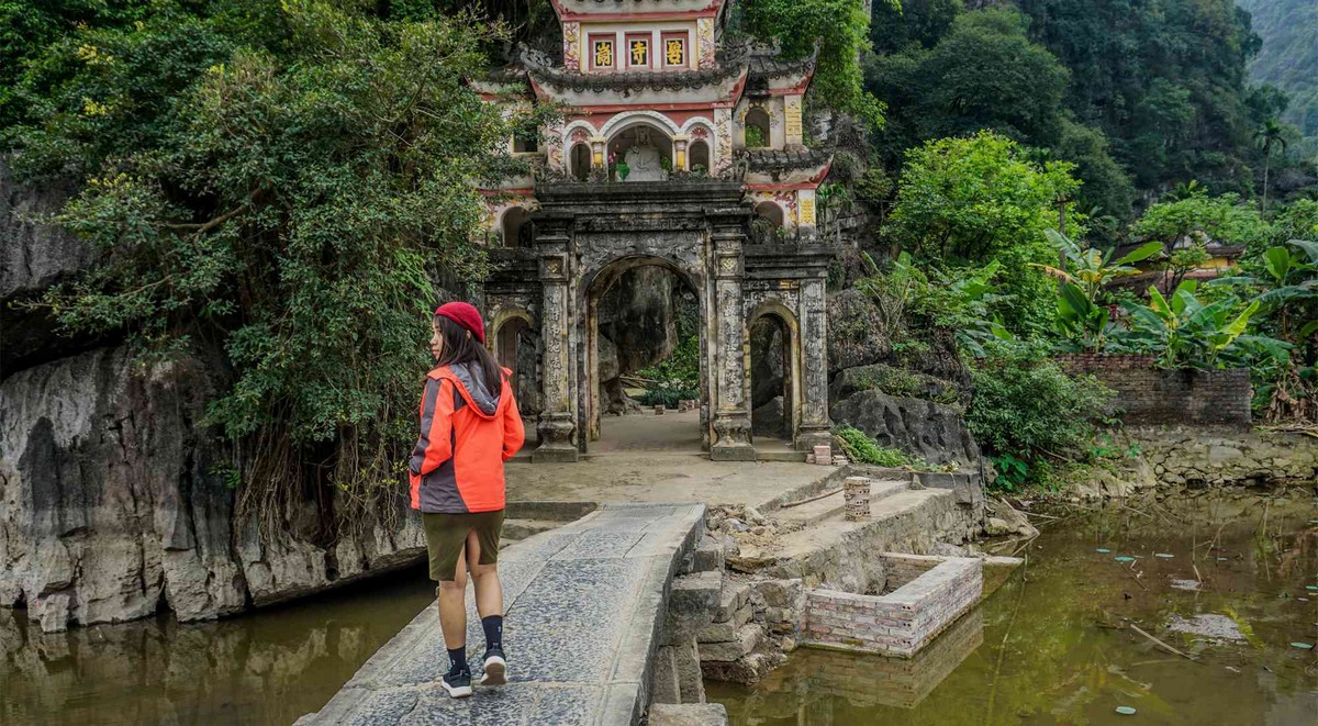 Things to Do in Ninh Binh - Discover the serene beauty of Bich Dong Pagoda, nestled amidst breathtaking landscapes in Ninh Binh