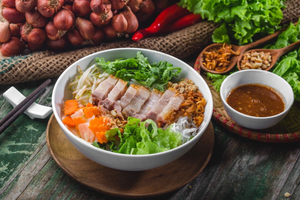 Da Nang restaurant Bun Mam Nem features vermicelli with pork, anchovy sauce, and vibrant raw vegetables