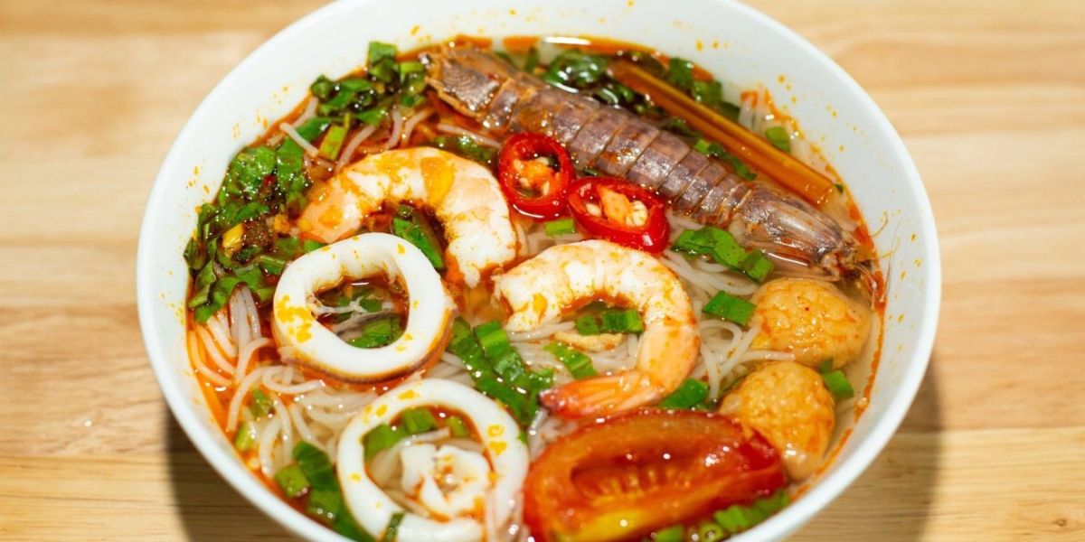 Enjoy fresh seafood in Lan Ha Bay