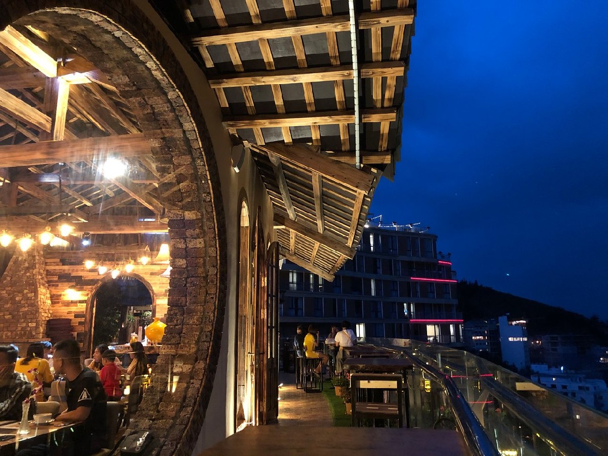 Nightlife in Sapa Spending your night in a cozy cafe is an ideal choice to relax after a long adventure