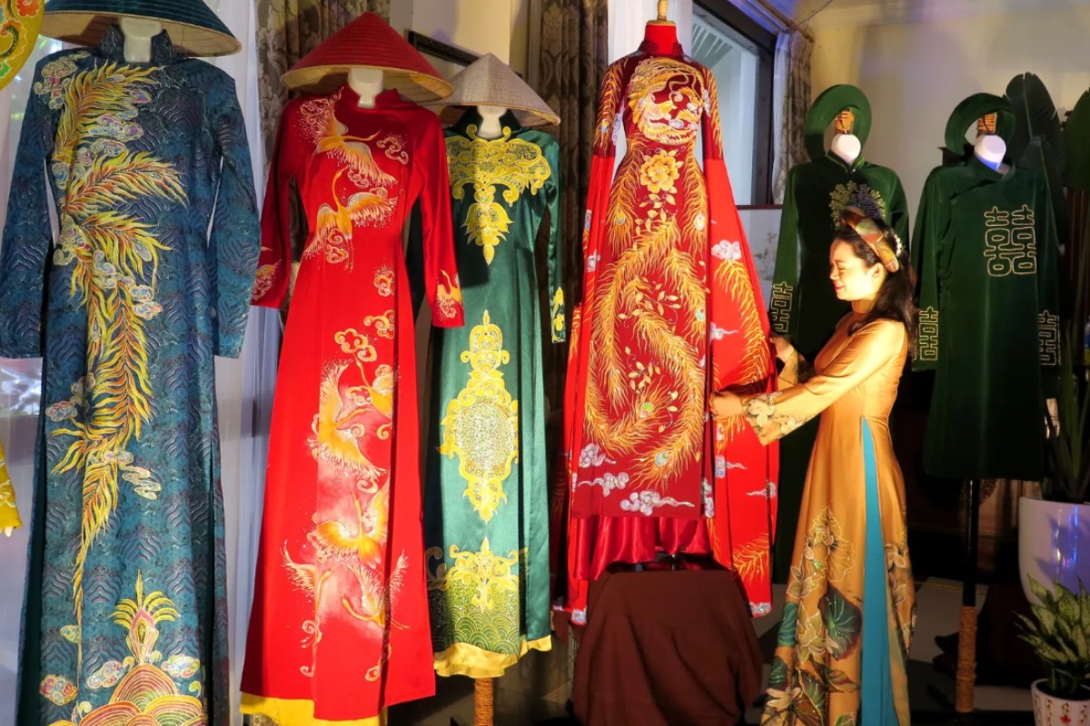 Vietnamese Ao Dai Select quality fabric and a design that complements your body shape for the perfect Ao Dai