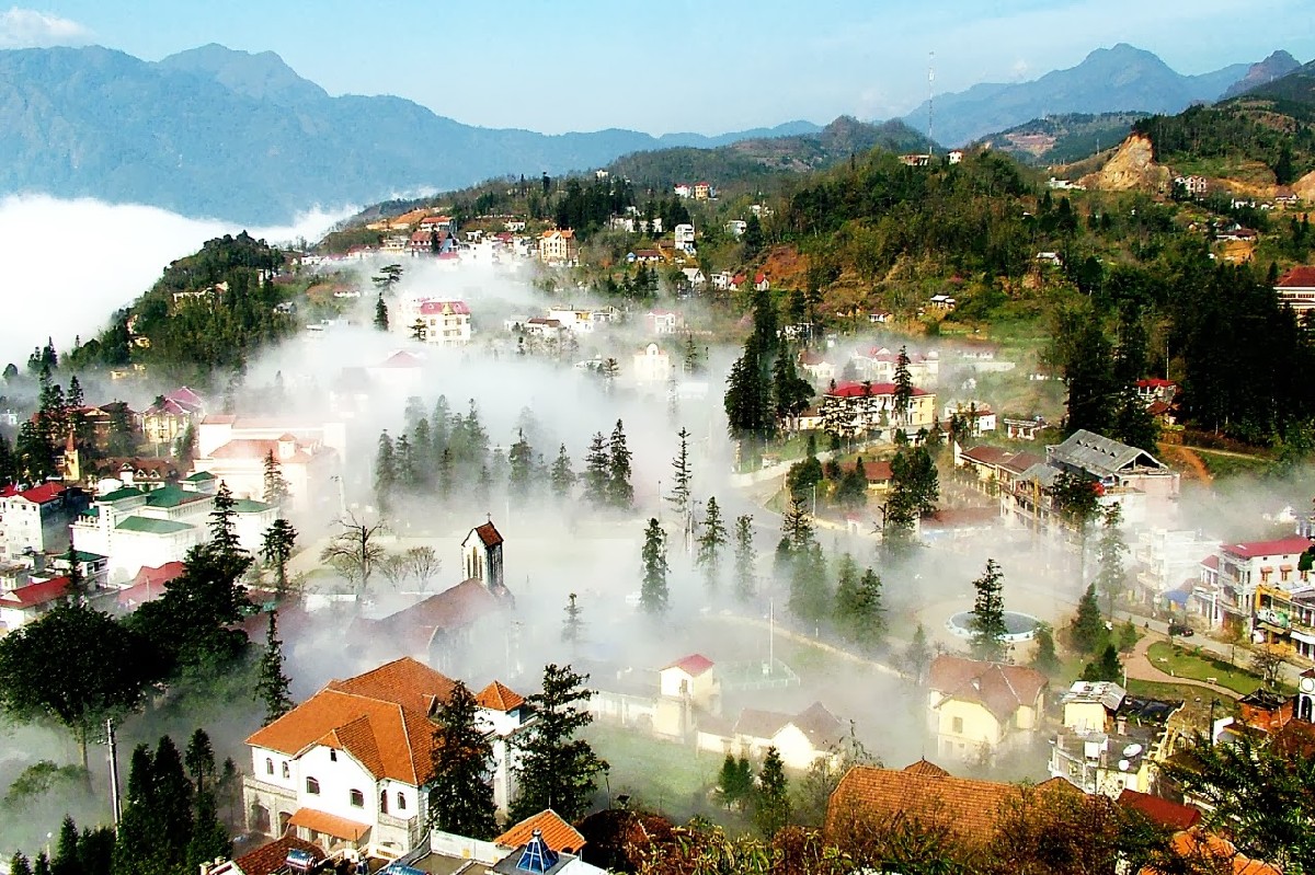 Weather Sapa Layers of thick mist cover the entire town of Sapa in the autumn