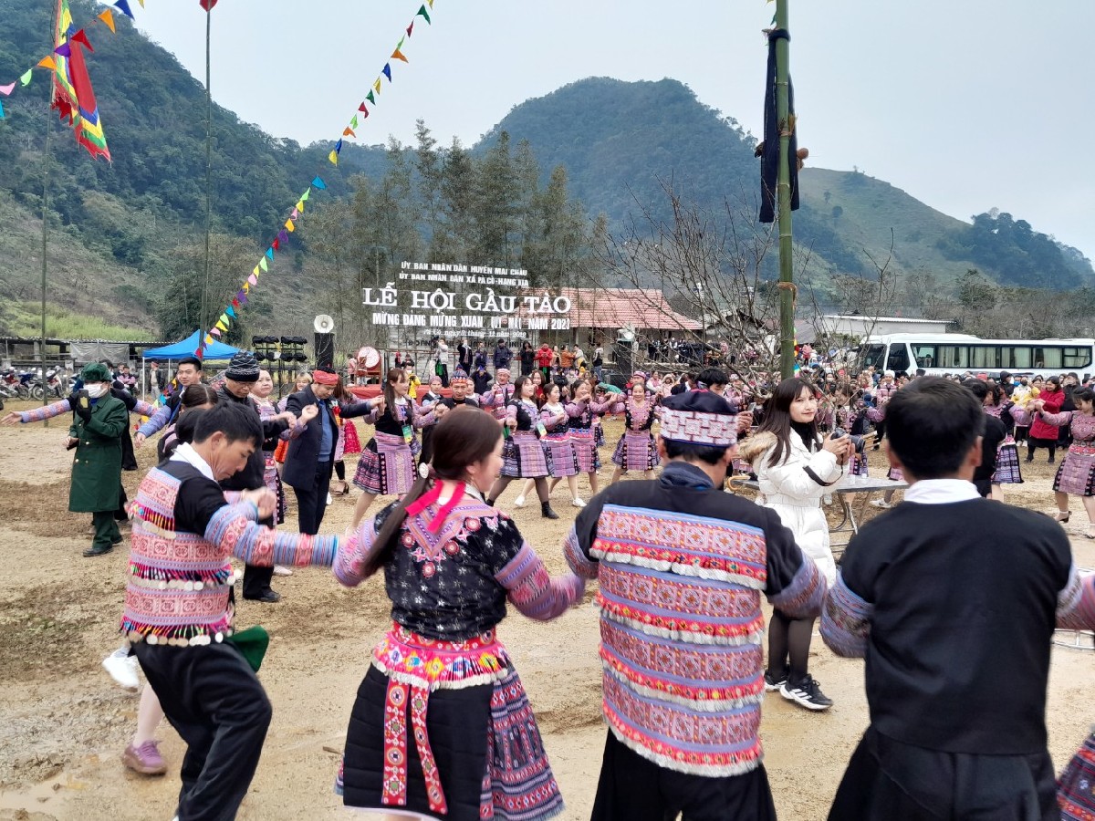 Weather Sapa Spring is the perfect time to experience Sapa local culture with various traditional festivals