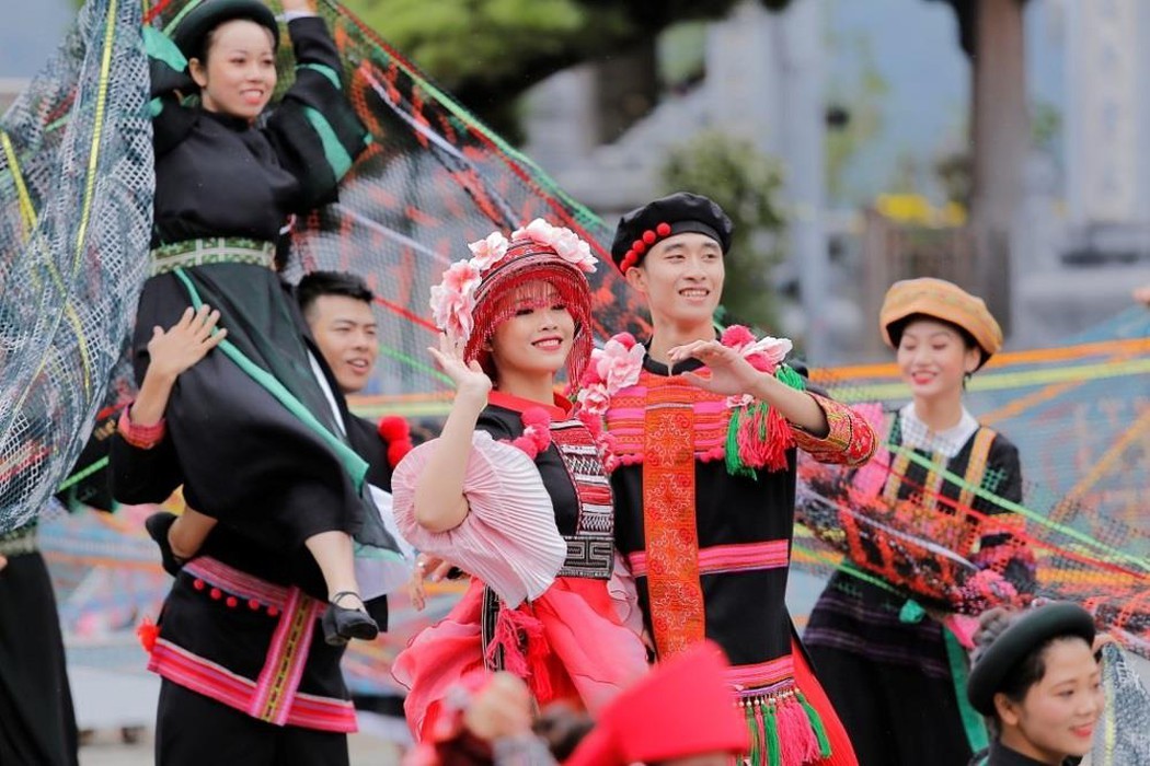 Best Time to Visit Sapa Young men and women take part in the Dance Festival