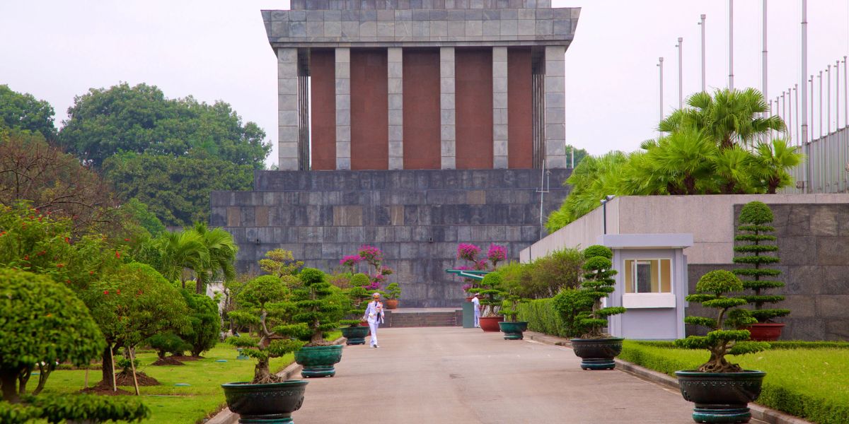 Ho Chi Minh Mausoleum Entrance Fee & Operating Hours