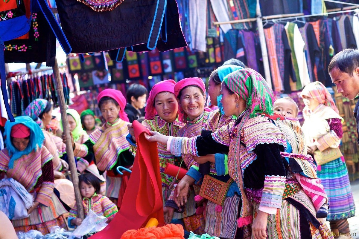 Sapa Valley Visit local markets in Sapa and buy handicrafts