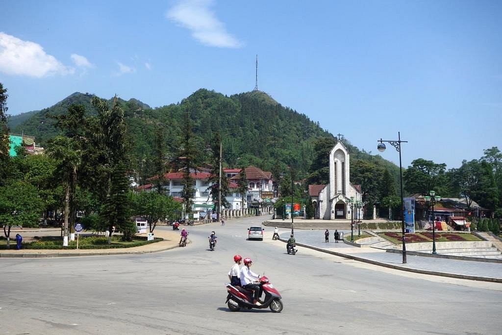 The road to Ham Rong Mountain is located right behind the Sapa Stone Church