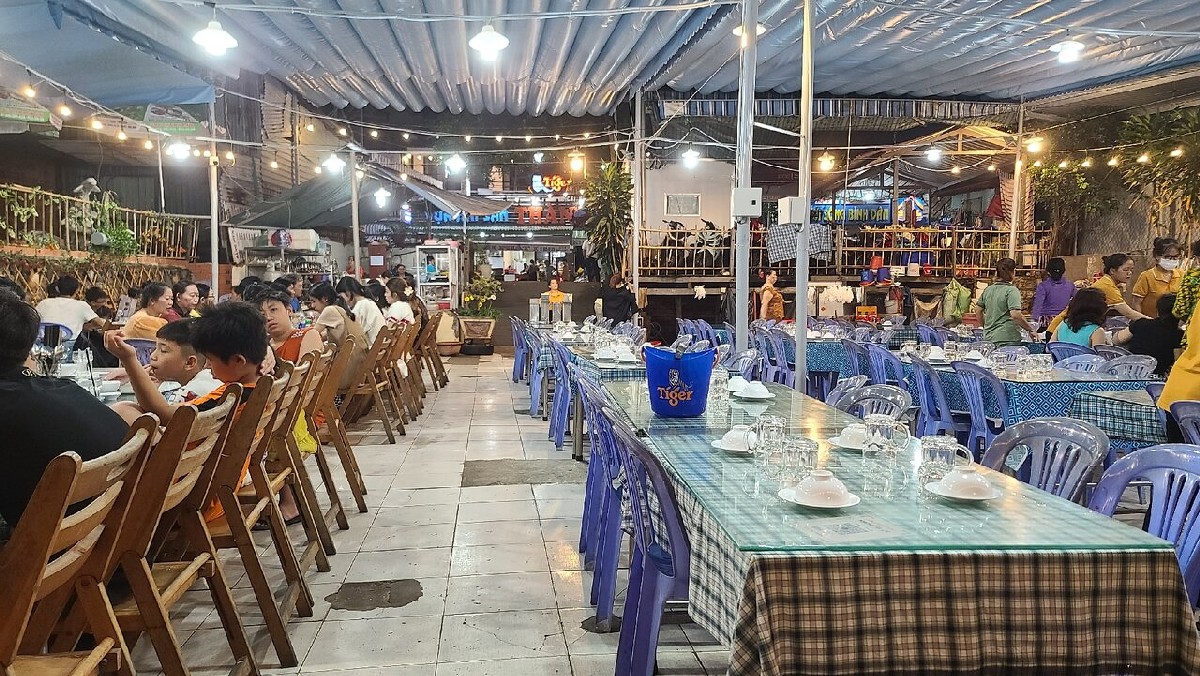 As one of the best restaurants in Vung Tau, Thanh Phat is always bustling with diners
