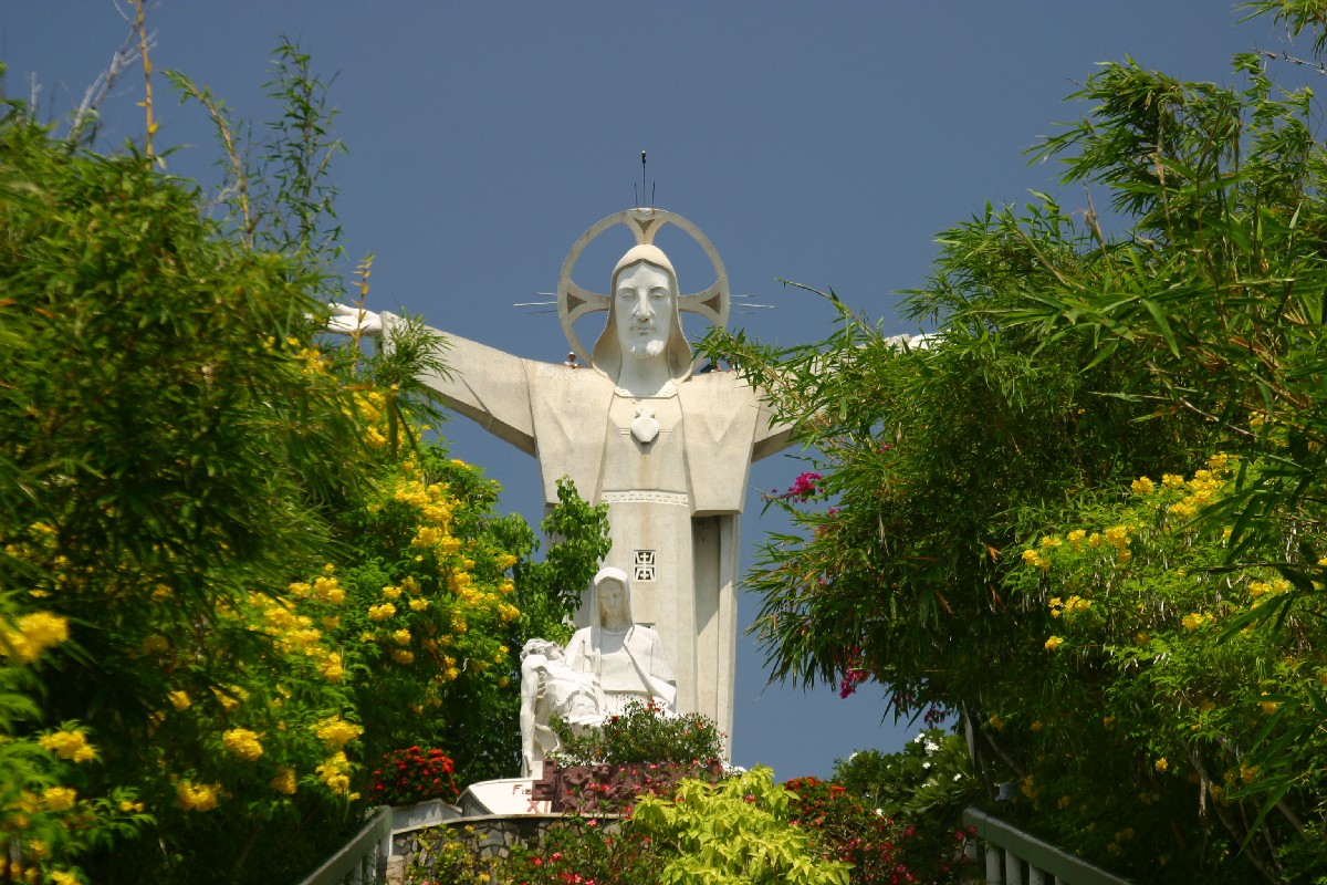Christ of Vung Tau It’s free to visit the Christ the King of Vung Tau