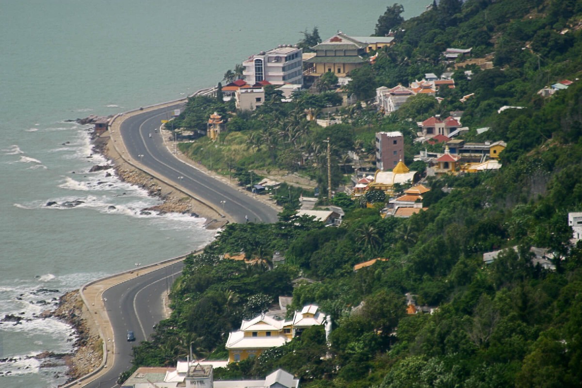 Ha Long Road, the coastal road at the base of Small Mountain Vung Tau