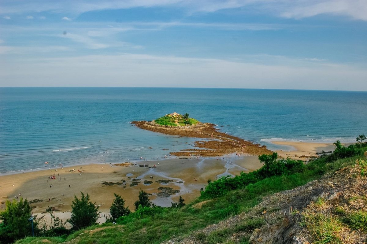 Hon Ba Island Vung Tau Visitors need to walk along a long sand stretch towards the sea