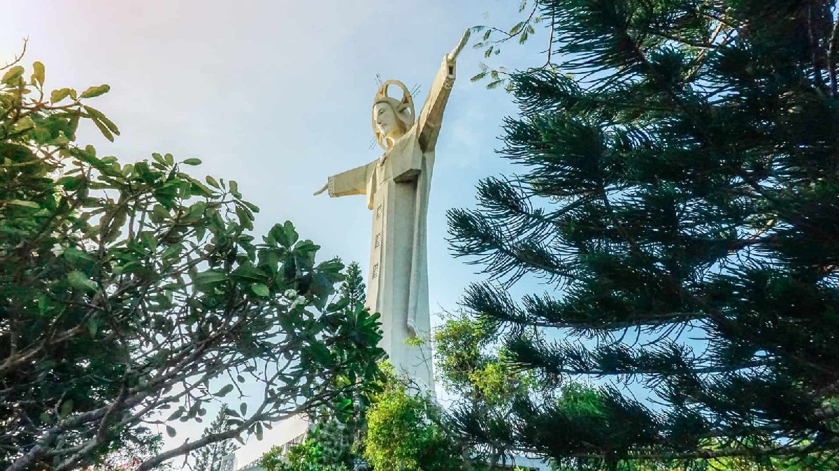 It’s best to visit Christ of Vung Tau in the early morning or late in the afternoon