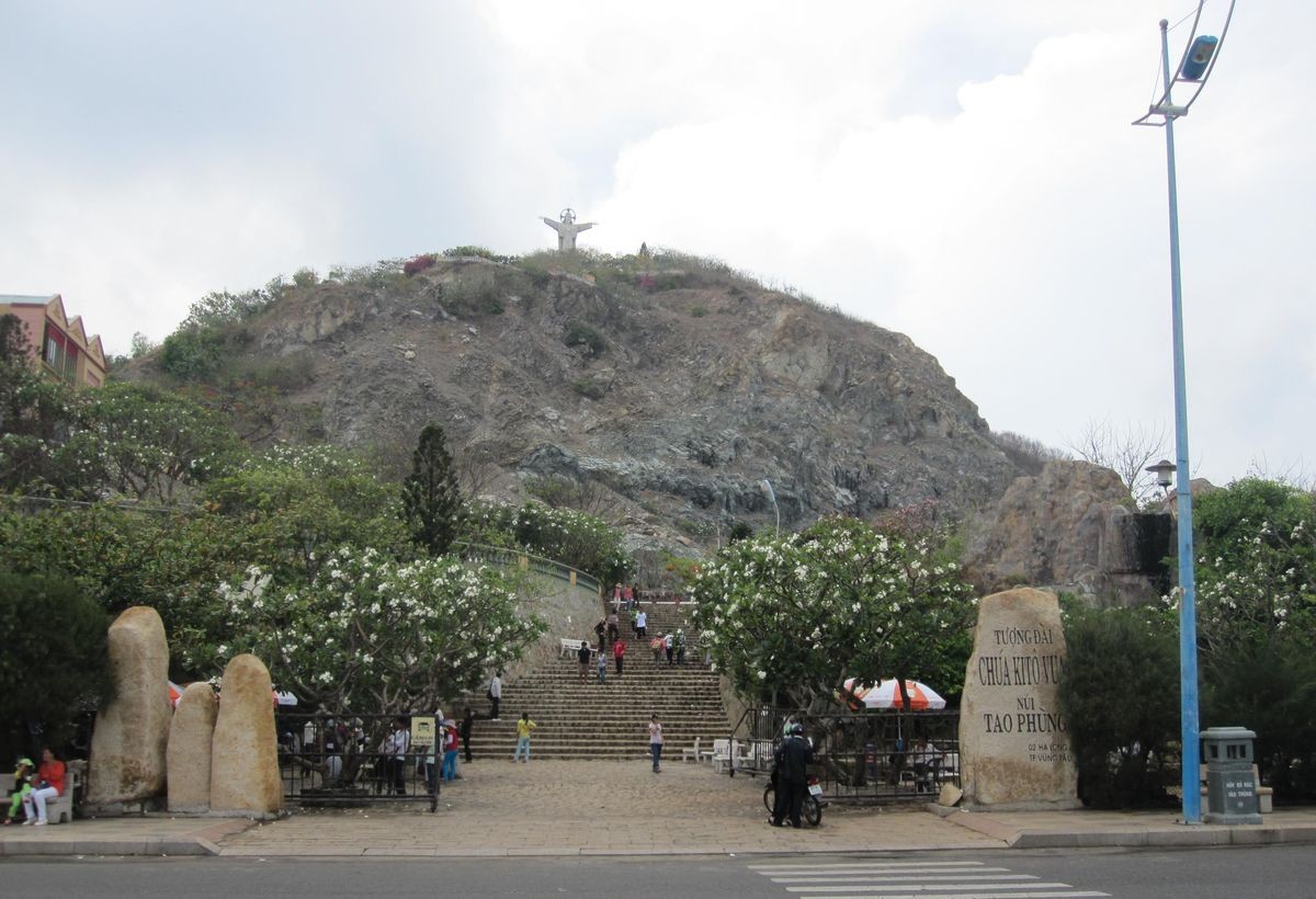 Small Mountain Vung Tau Visitors need to climb about 800 steps to reach the peak of Christ the King