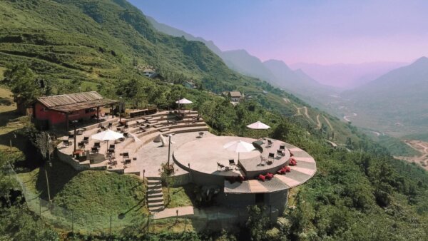 Tus De Liab Sapa coffee shop offers a scenic setting above the clouds