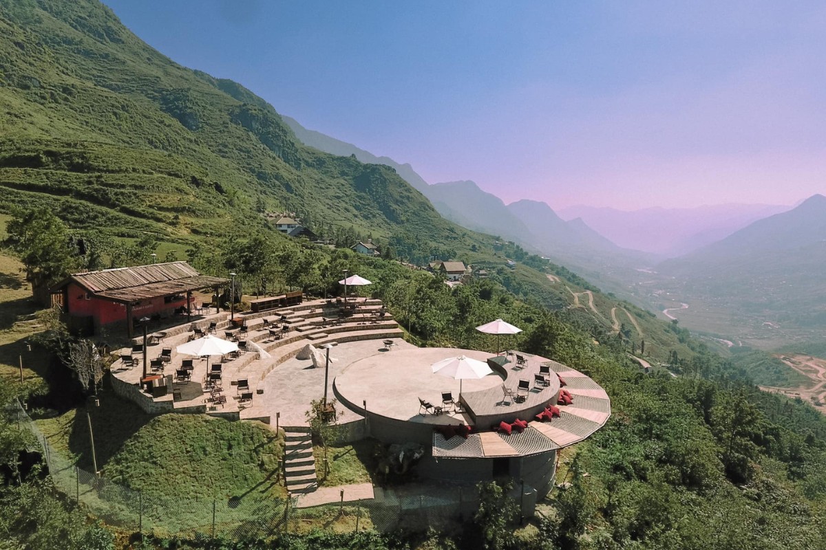 Tus De Liab Sapa coffee shop offers a scenic setting above the clouds