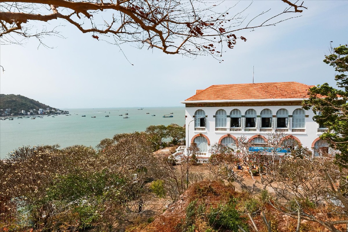 White Palace Vung Tau is situated on the slope of the Big Mountain, overlooking the Front Beach