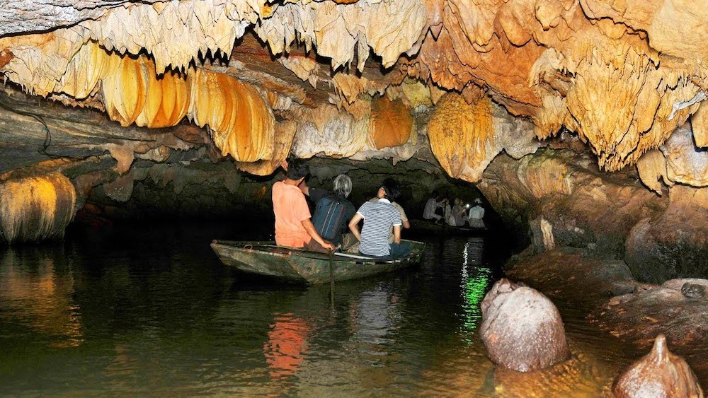 Ninh Binh Boat Tour A boat ride to Galaxy Grotto