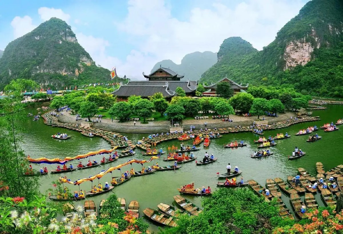 Ninh Binh Boat Tour Trang An boat tour is nothing short of breathtaking landscapes