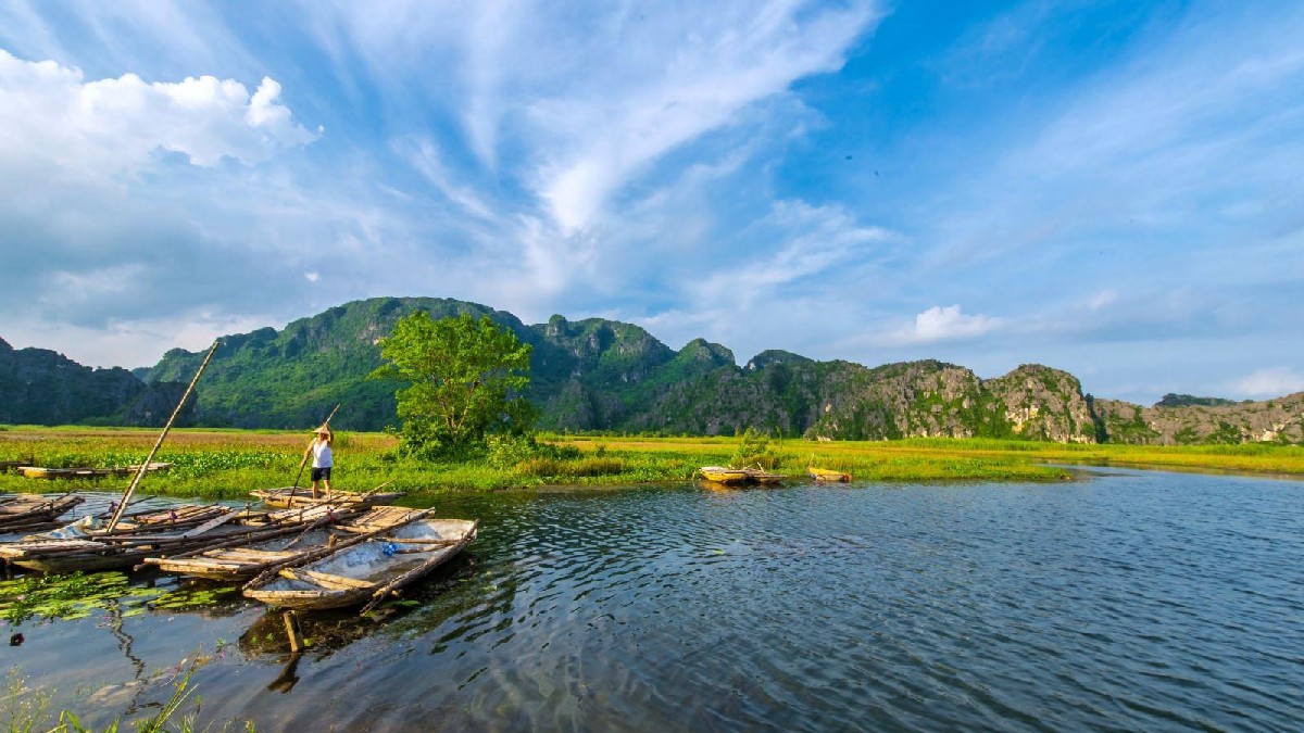 Ninh Binh Boat Tour Van Long is a quieter and less crowded choice for tourists