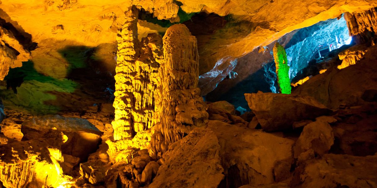 Sung Sot Cave This breathtaking cave is located in the heart of Halong Bay