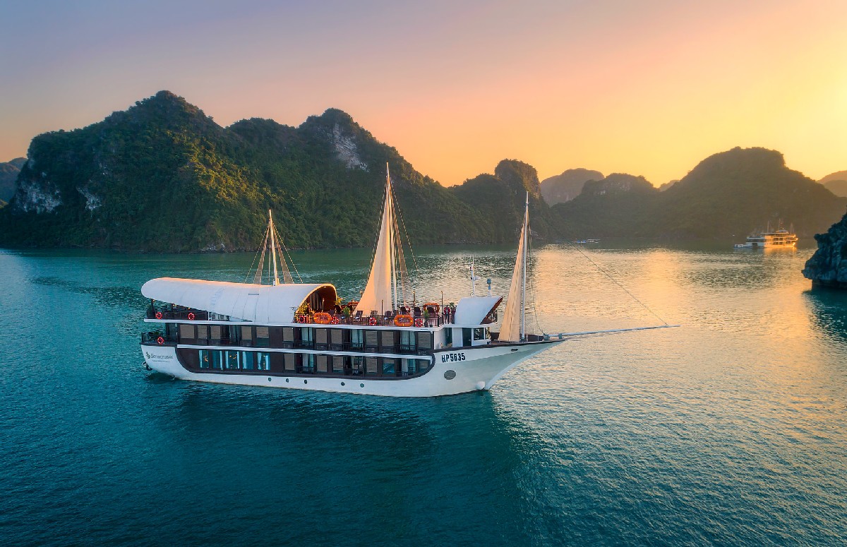 A Lan Ha Bay cruise offers an experience that combines local culture and environment