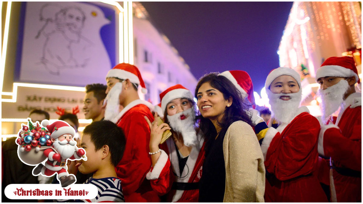 Many locals gather at Sword Lake to celebrate Christmas in Hanoi