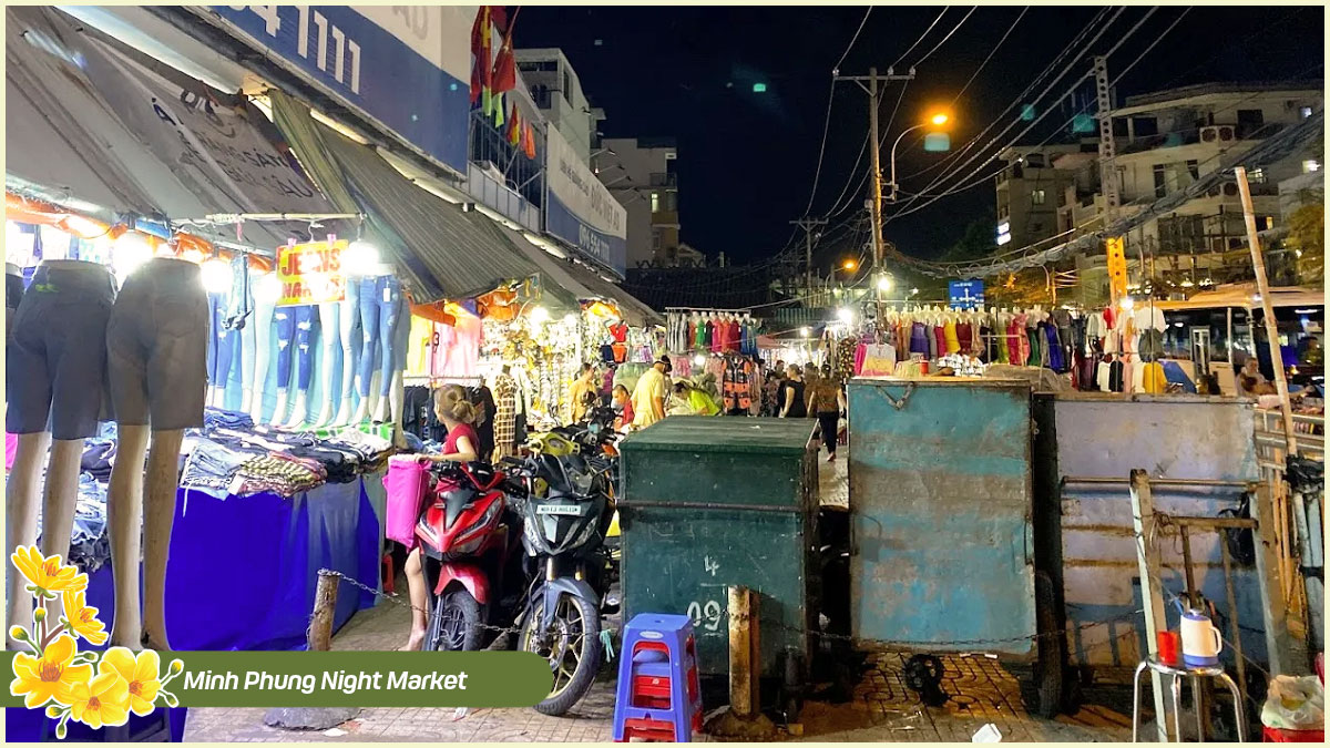 Night Market in Ho Chi Minh City - Minh Phung Night Market